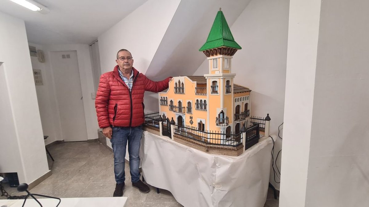 Antonio Navas, amb la seua maqueta del consell. - J.GÓMEZ