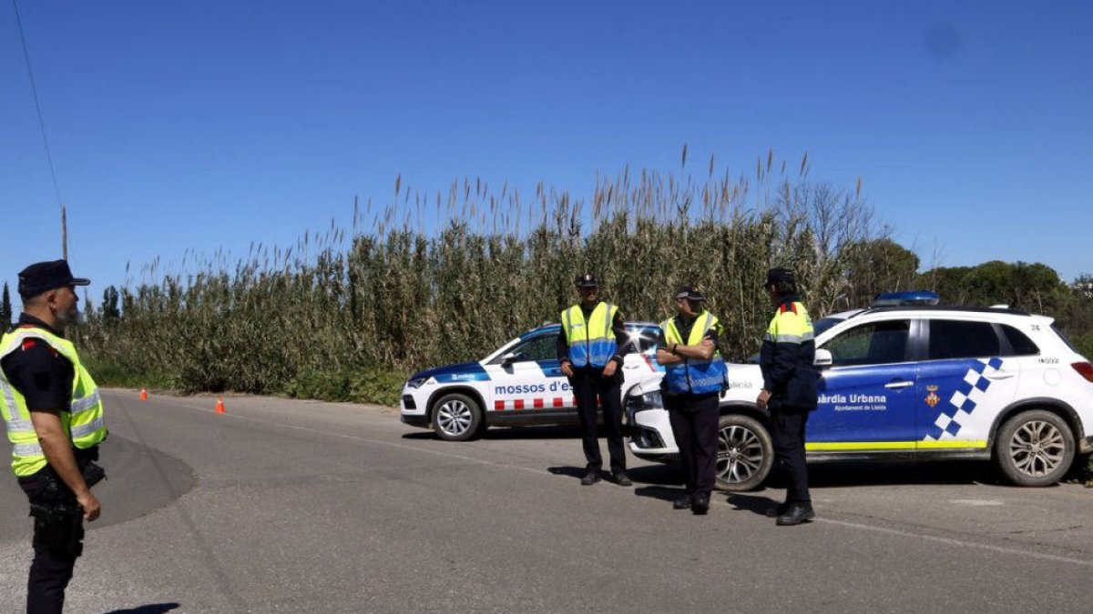 Imatge d’un control de la Urbana i els Mossos a l’Horta. - ACN