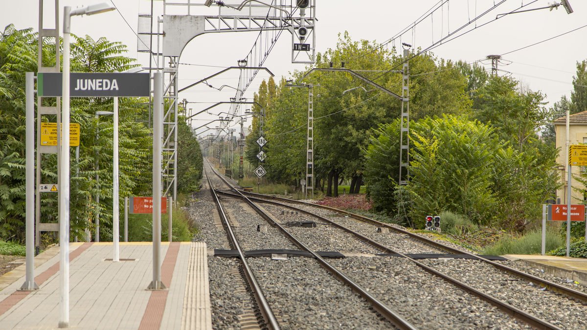 Las vías del tren que conectan Lleida con Sant Vicenç de Calders a su paso por la estación de Juneda. - JORDI ECHEVARRIA