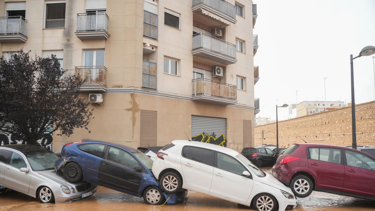 Varios vehículos accidentados por la DANA en el barrio de la Torre de Valencia.