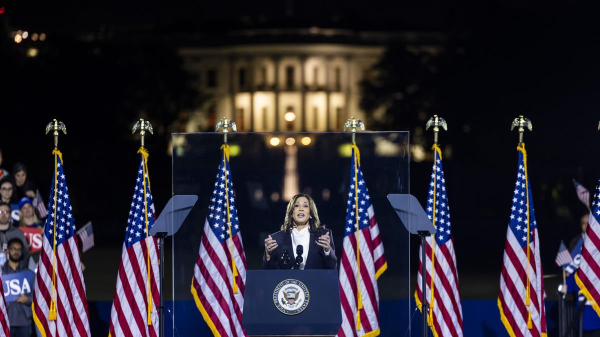 Harris durant un míting electoral davant de la Casa Blanca. - EFE