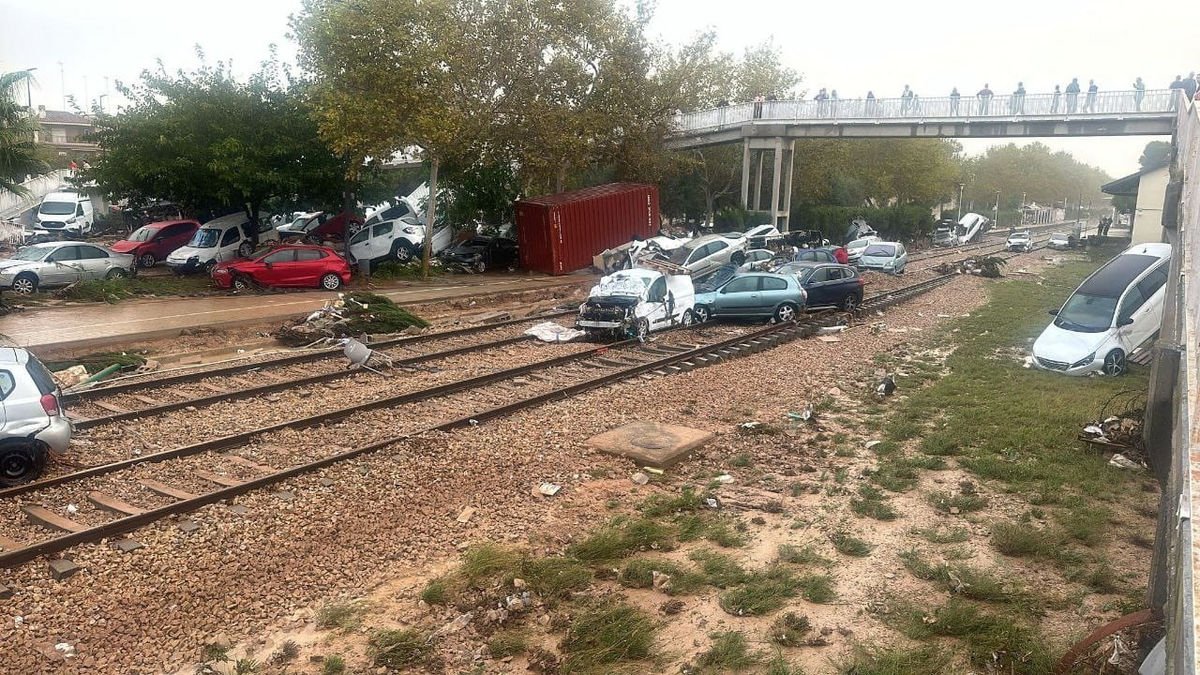 Vías del tren bloqueadas por coches arrastrados en Algemesí. - EUROPA PRESS