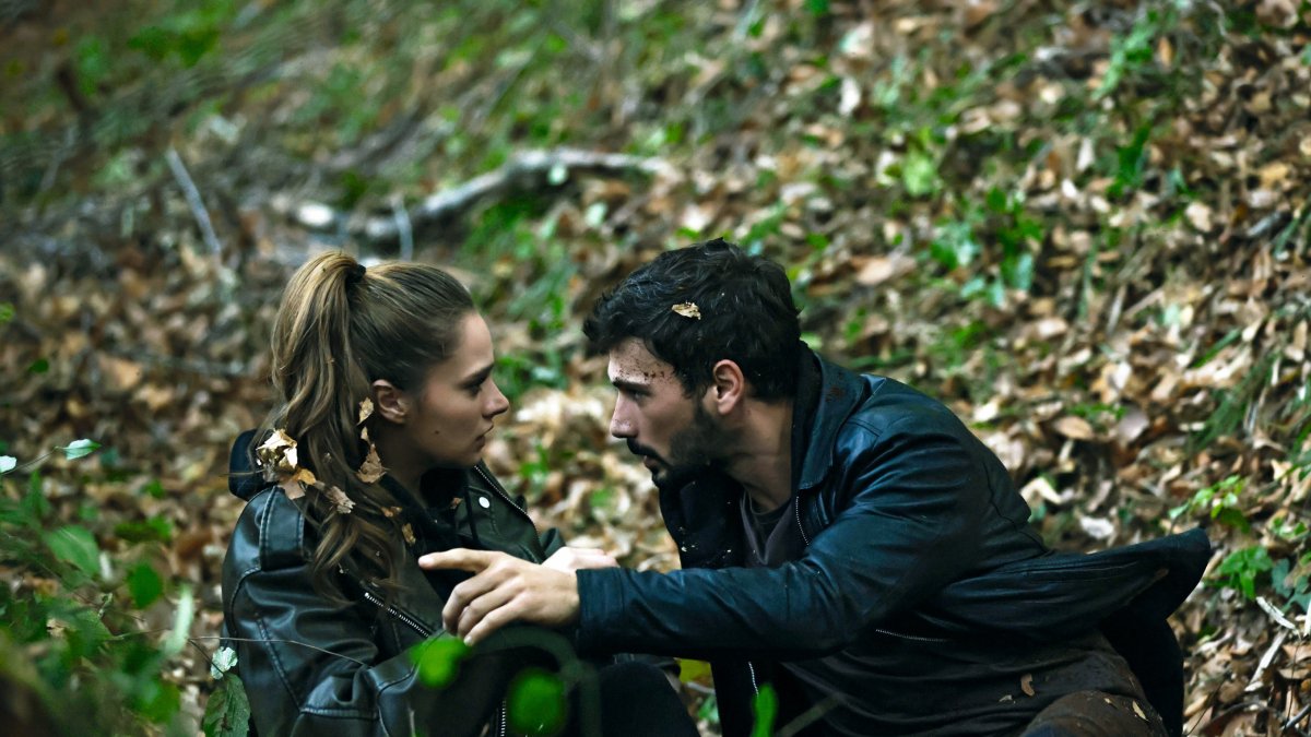 Zeynep se da cuenta de que Halil tiene una profunda herida en el costado.