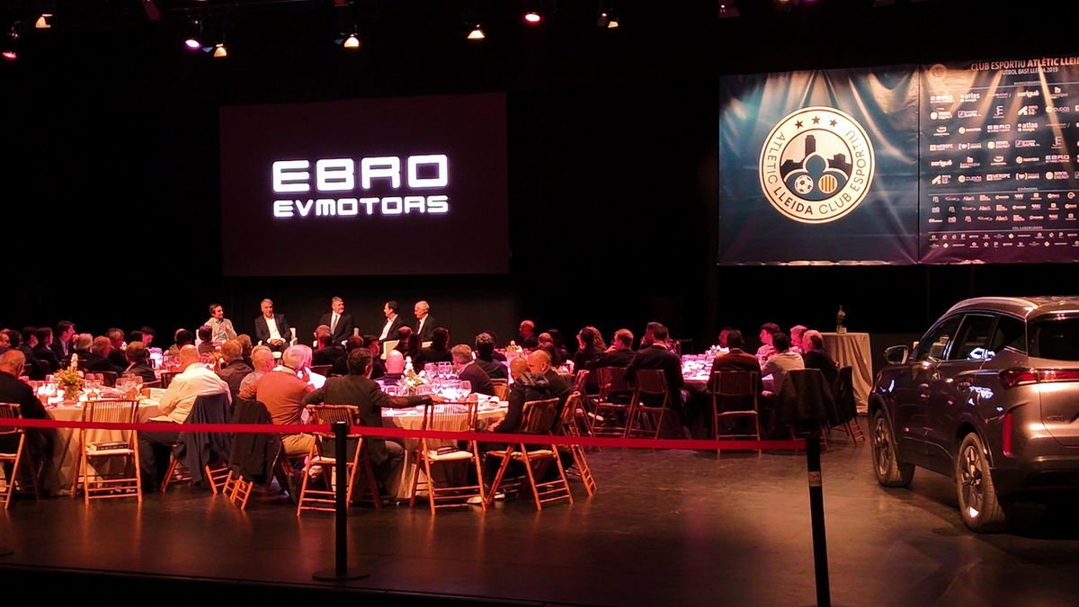 Ebro presenta su primer coche en Lleida ■ El Fòrum Empresa i Esport, celebrado ayer la Llotja de Lleida, sirvió también de presentación de los nuevos vehículos de EV Motors, la matriz del fabricante Ebro, y socio para el mercado europeo de l ...