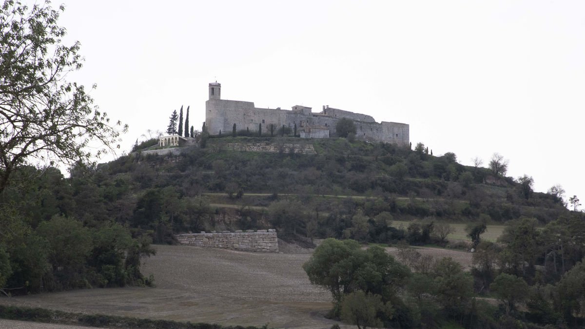 Un mur de contenció ha permès ampliar la calçada.