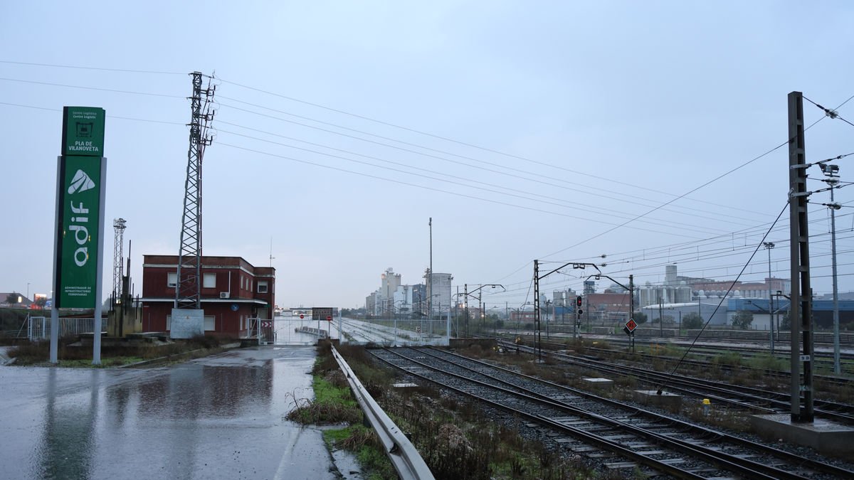 L’activitat era ahir menor de l’habitual a les platges de càrrega del Pla de Vilanoveta de Lleida. - AMADO FORROLLA