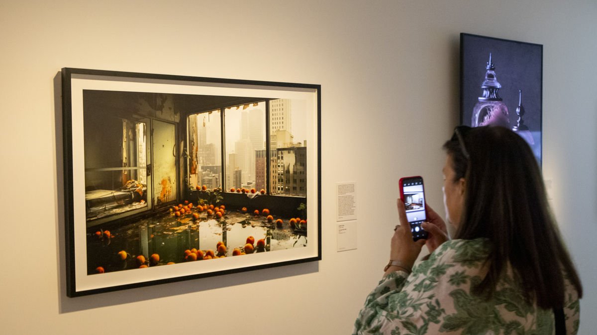 Expectació davant de la foto, a la inauguració a l’abril del Morera. - GERARD HOYAS