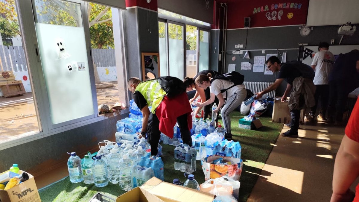 Mossos voluntaris de l’associació Copland han habilitat un punt d’entrega de menjar a Paiporta. - EUROPA PRESS