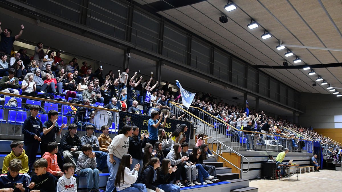 L’afició del Palau d’Esports celebra una acció del partit. - AGUSTÍ PEÑA
