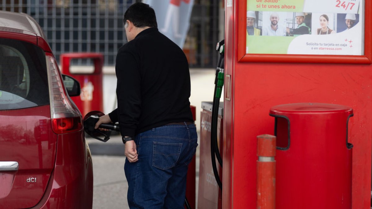 Un conductor es proveeix en una gasolinera, una operació que es pot encarir molt al dièsel. - EUROPA PRESS