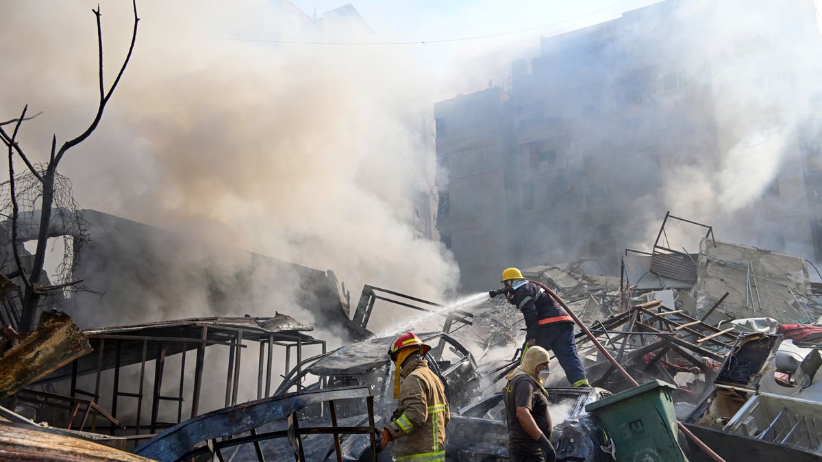Bombers libanesos després d’un atac israelià a Beirut. - EFE