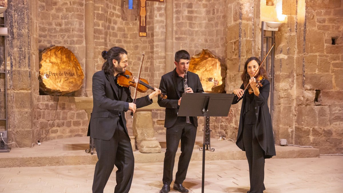 Recital de Francesc Guzman, Lluís Casanova i Ariadna Padró, ahir a la col·legiata de Sant Pere de Ponts. - AGUSTÍ CUCURULLS