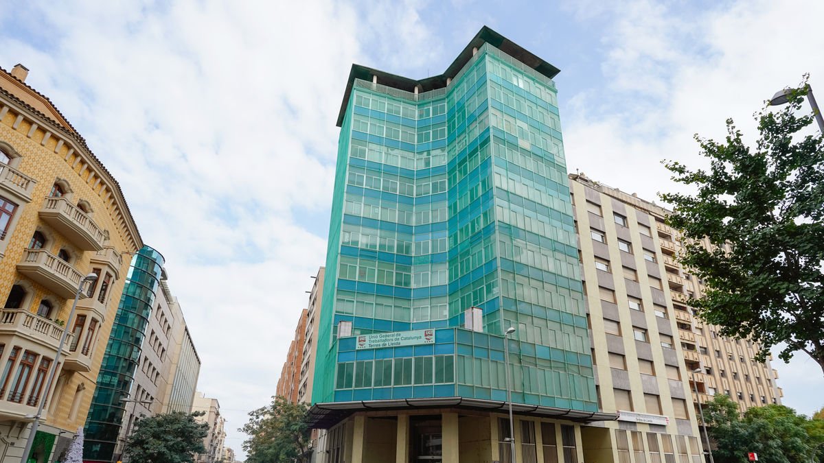 L’edifici dels sindicats té des de fa anys una lona per evitar despreniments de la façana. - JORGE AGUSTÍN