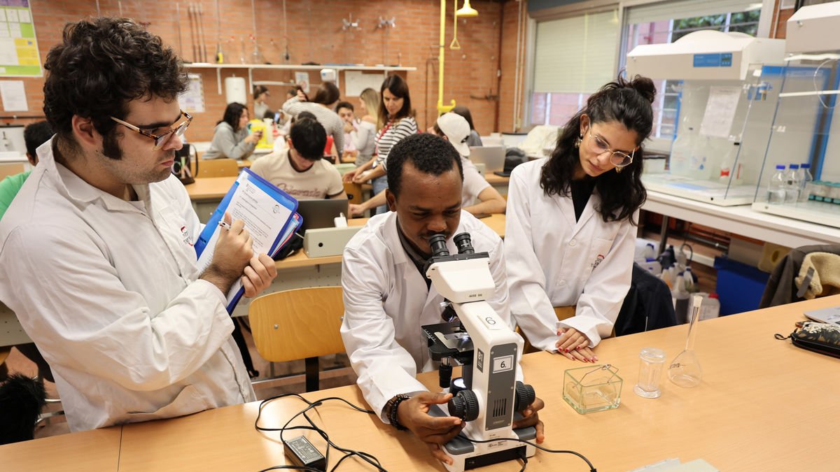 Una classe del cicle d’anatomia patològica i citodiagnòstic en l’institut Torre Vicens. - AMADO FORROLLA