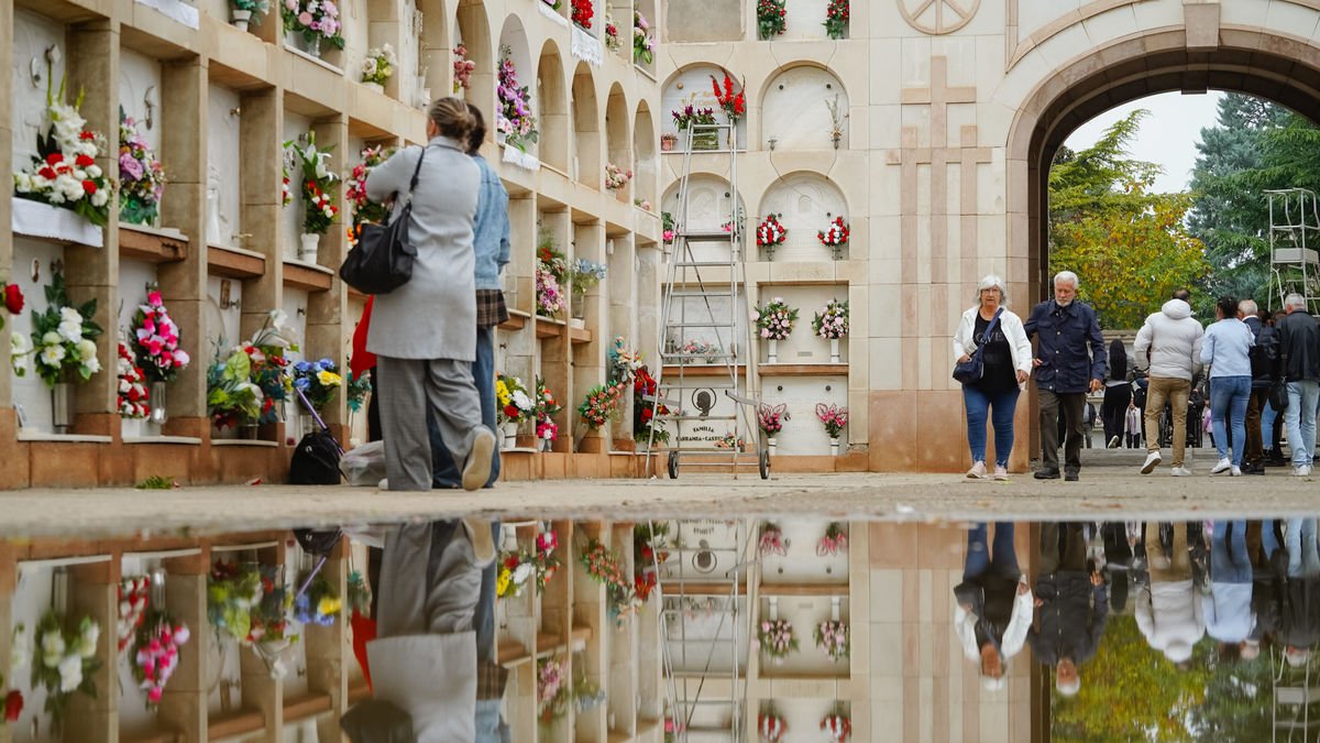 La constante amenaza de lluvia no impidió ayer que el cementerio de Lleida se llenara de personas que acudían a homenajear a sus difuntos. Javier Agustín