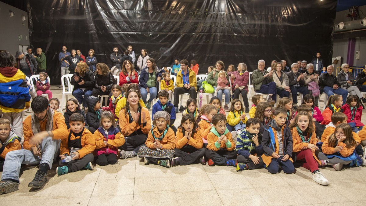 La festa del Correllengua, prevista a l’aire lliure, es va traslladar finalment a l’Espai MerCAT per la pluja. - LAIA PEDRÓS