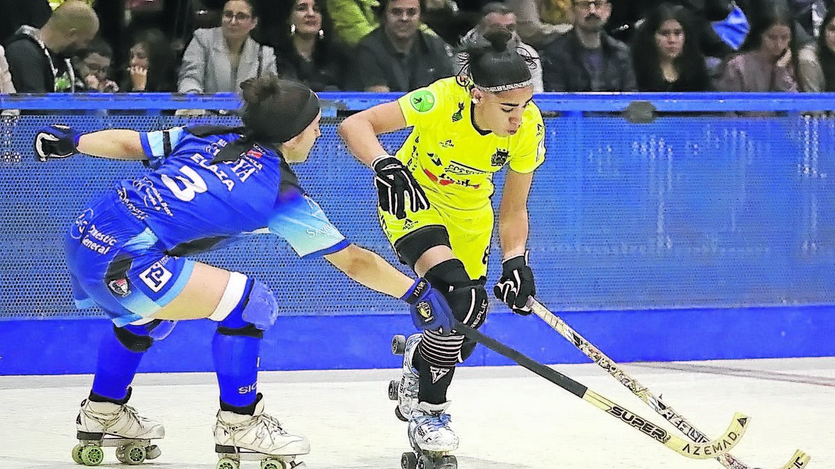 Gime Gómez, autora del tercer gol de les lleidatanes, condueix la bola davant la madrilenya Elaia Haro. - FOTOSHOVE
