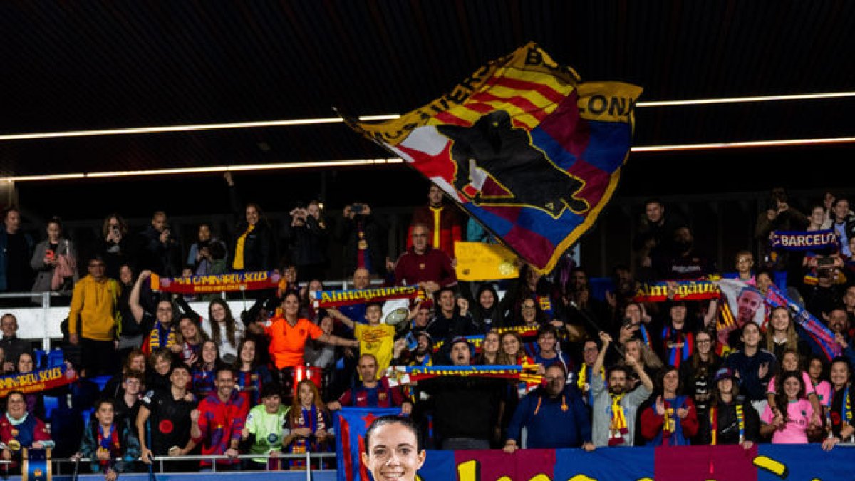 Aitana Bonmatí ofreció su segundo Balón de Oro a la afición. - FCB