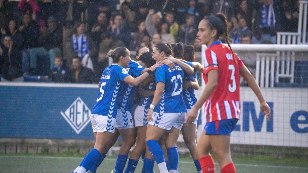 Les jugadores de l’AEM celebren el gol inaugural de Noe Fernández, superada la mitja hora de partit. - PAU PASCUAL PRAT
