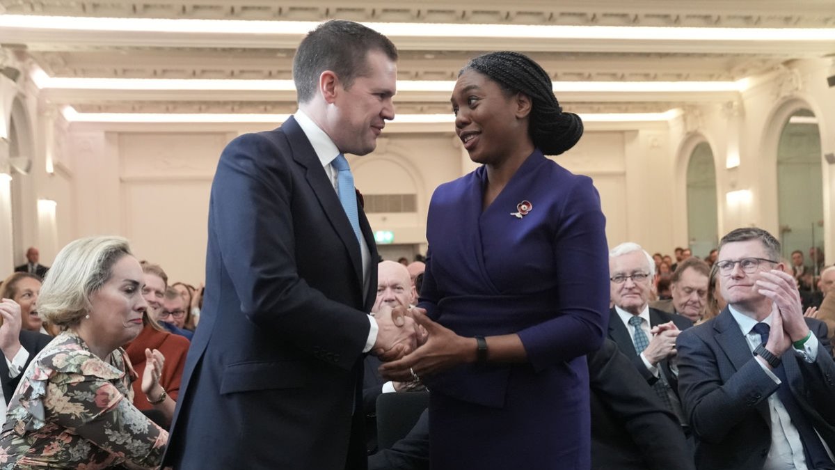 Robert Jenrick felicita Kemi Badenoch per la seua victòria. - STEFAN ROUSSEAU / PA WIRE / DPA
