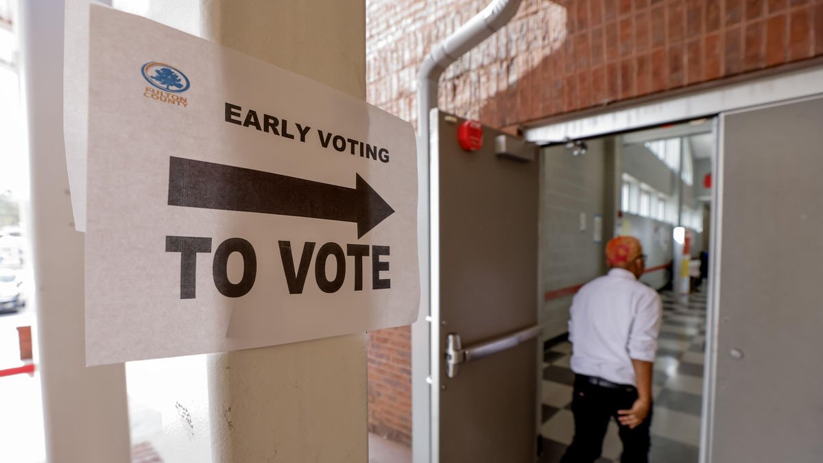 Un estadounidense camina para participar en la votación anticipada en el estado de Georgia. - EFE/ERIK S. LESSER
