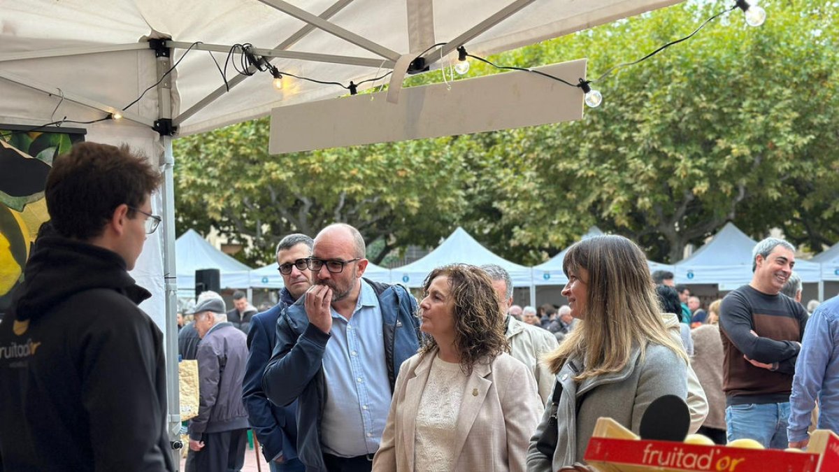 La alcaldesa, Sílvia Romero, y otras autoridades visitando ayer los estands de la feria del membrillo. - A.T.