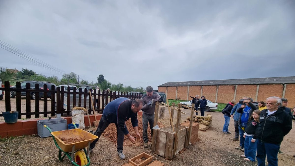 Una de les demostracions de construcció artesana. - A.C.