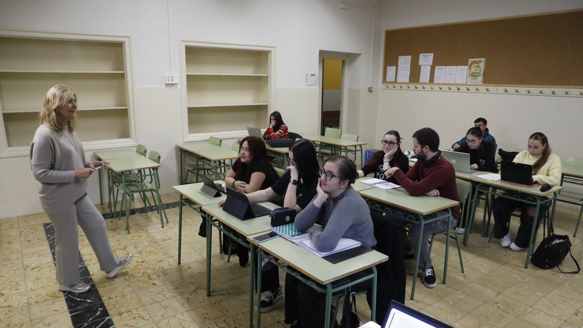 Clase de segundo de Bachillerato nocturno en el instituto Màrius Torres. - AMADO FORROLLA