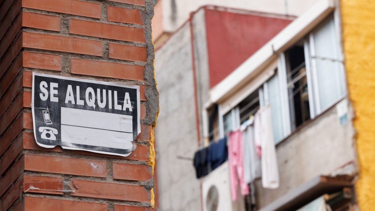 Foto de archivo de un cartel que anuncia que una vivienda se alquila. - EUROPA PRESS
