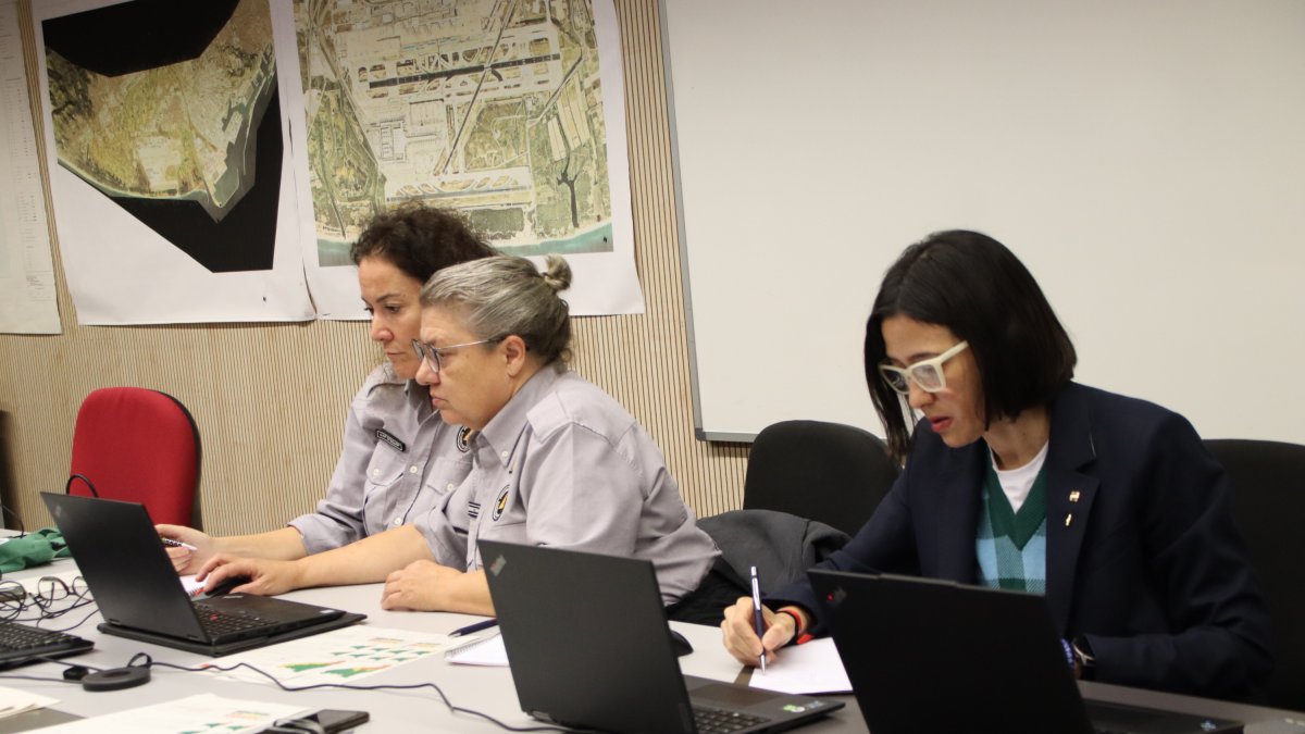 La consellera Parlon reunida amb responsables de Protecció Civil.