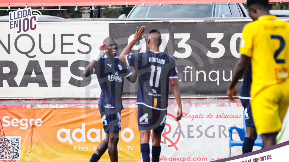 Los jugadores del Atlètic Lleida celebran un gol.