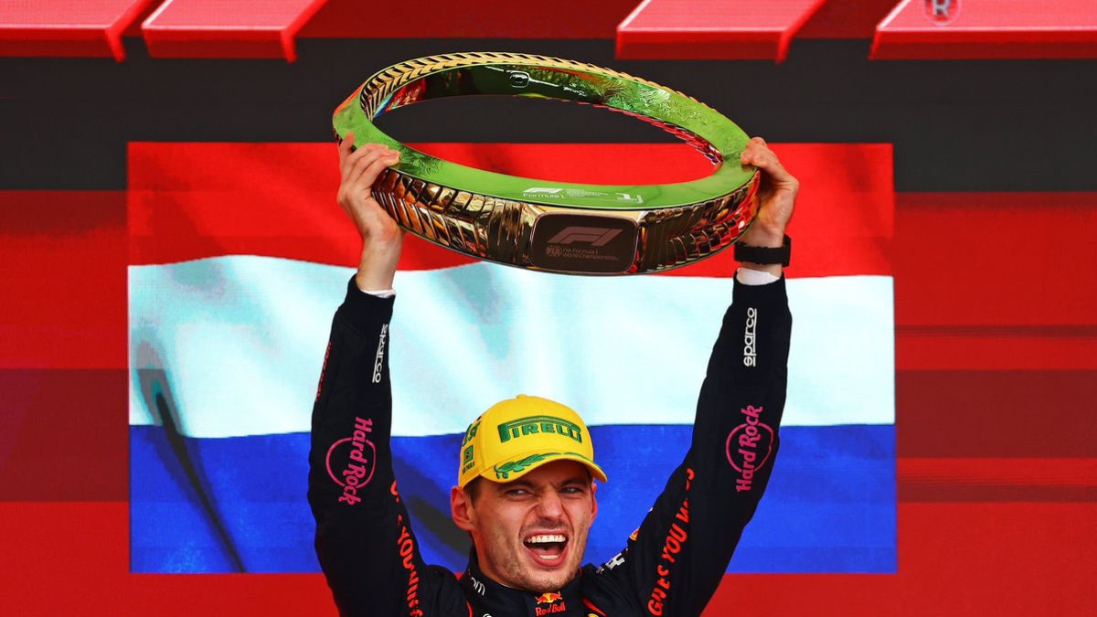 Max Verstappen aixeca el trofeu que l’acredita com a guanyador del Gran Premi de Sao Paulo. - RED BULL RACING