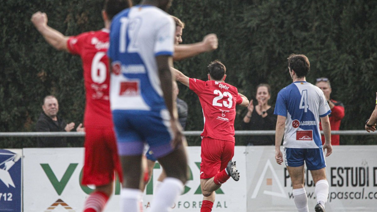 Els jugadors de l’Almacelles celebren un dels gols que els van donar la victòria a casa. - ÍNGRID SEGURA