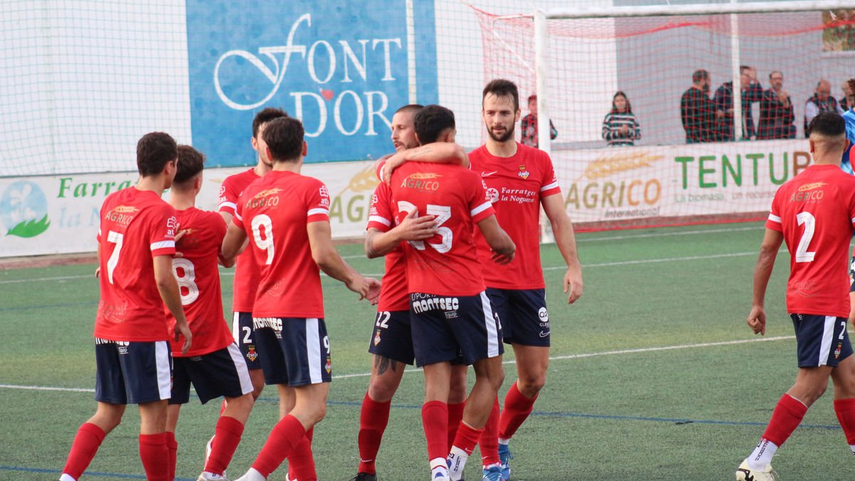 Els jugadors del Balaguer celebren un dels quatre gols amb què ahir van golejar el Vallbona. - JOAN BOVÉ