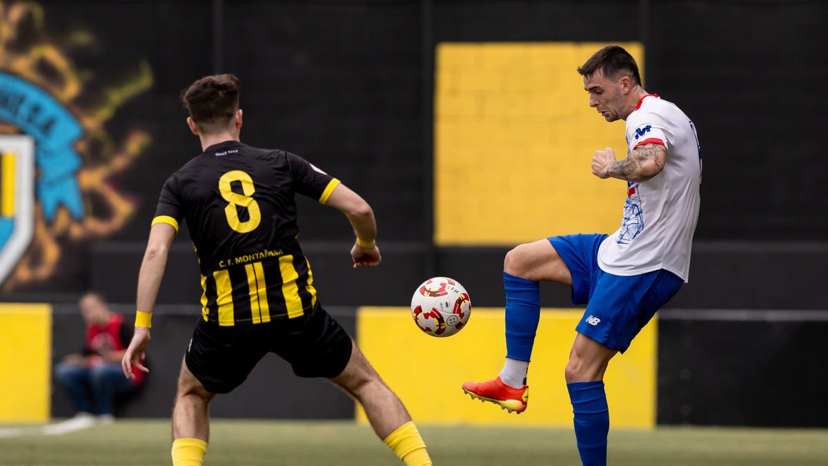 Enric Bernat busca una passada elevada, davant la pressió d’un futbolista de la Muntanyesa, en una acció del partit d’ahir. - ÀREA 11