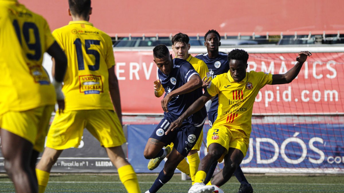 Wilber, autor d’un dels gols de l’Atlètic Lleida abans del descans, intenta superar un rival, que li roba la pilota. - ÍNGRID SEGURA
