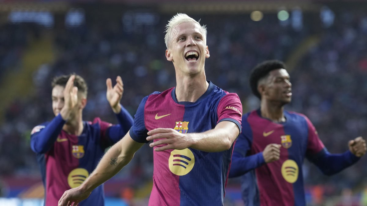 Dani Olmo, que tornava a l’equip després de la seua lesió, celebra un dels dos gols que va marcar ahir en el derbi davant de l’Espanyol. - EFE