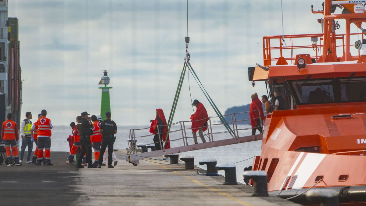 Una de las naves con migrantes rescatados el pasado fin de semana. - EFE