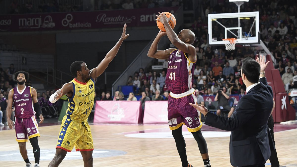 Hasbrouck llança a cistella puntejat per Harding i amb Gerard Encuentra gesticulant durant el partit contra l'Andorra. - SANTI IGLESIAS