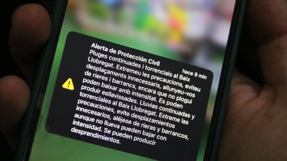 Protección Civil envía una alerta al móvil al Baix Llobregat por lluvias torrenciales