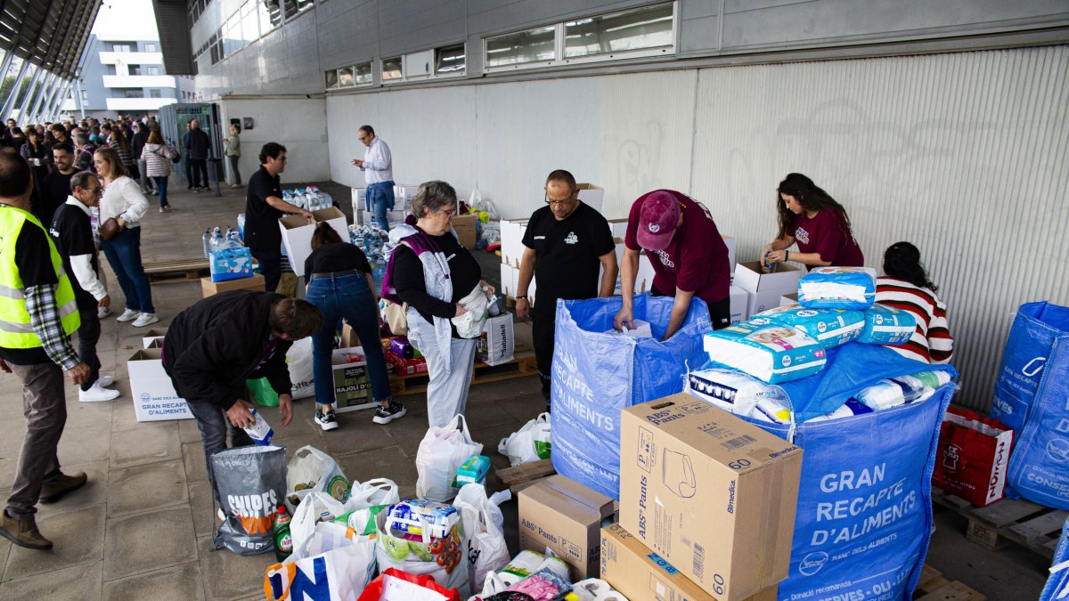 Recollida d’aliments i productes d’higiene per a les víctimes de la DANA de València ahir al pavelló Barris Nord de Lleida.