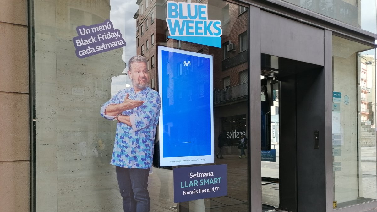 Un aparador d’una botiga de Lleida decorat per al Black Friday.