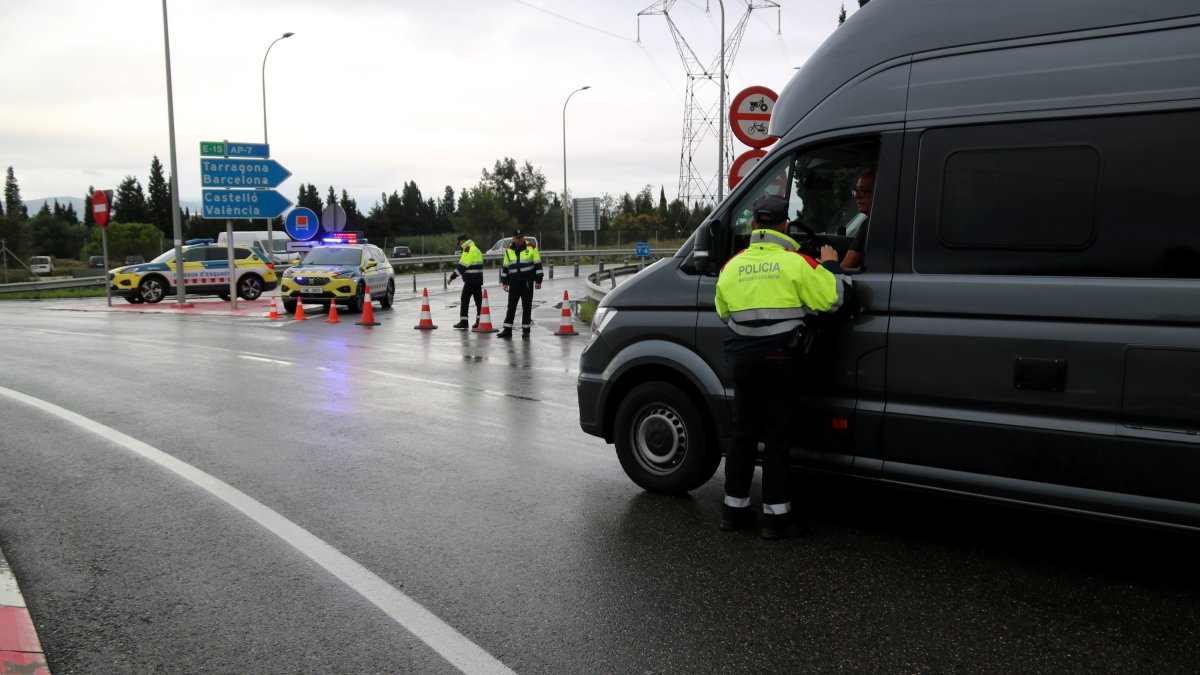 Agents dels Mossos restringeixen l'accés a l'AP-7 a l'Aldea i informen els conductors.