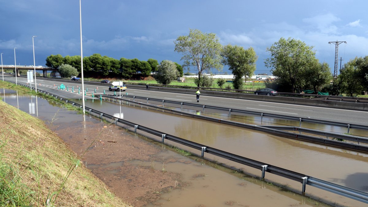 La C-32 tallada a l'alçada de Viladecans.