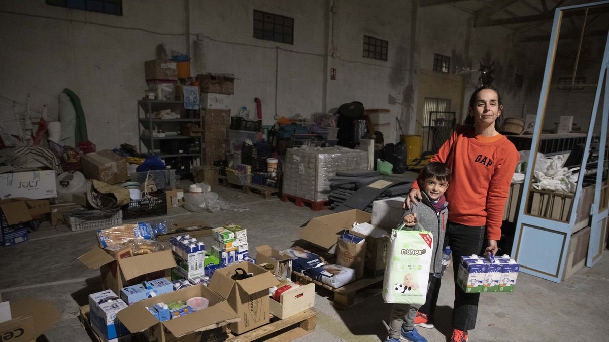 Entrega solidària de material ahir a Cervera. - CARMINA MARSIÑACH