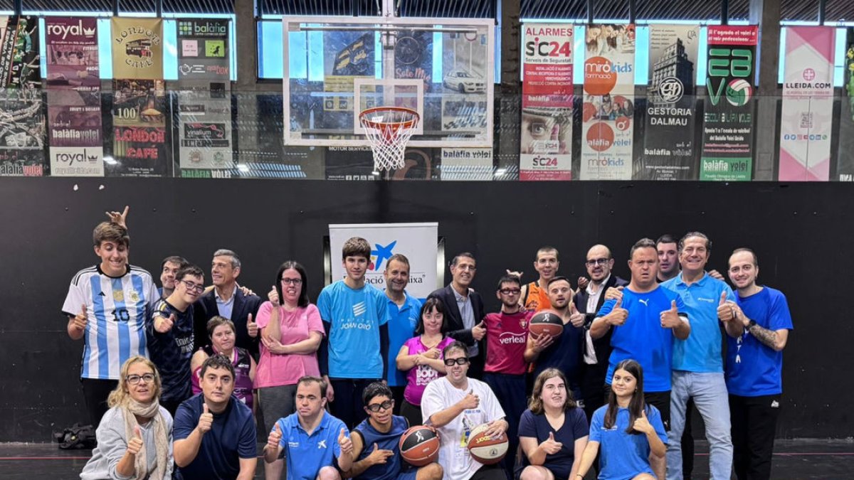 Foto de grup dels esportistes de l’associació Down Lleida i els voluntaris de CaixaBank. - DOWN LLEIDA
