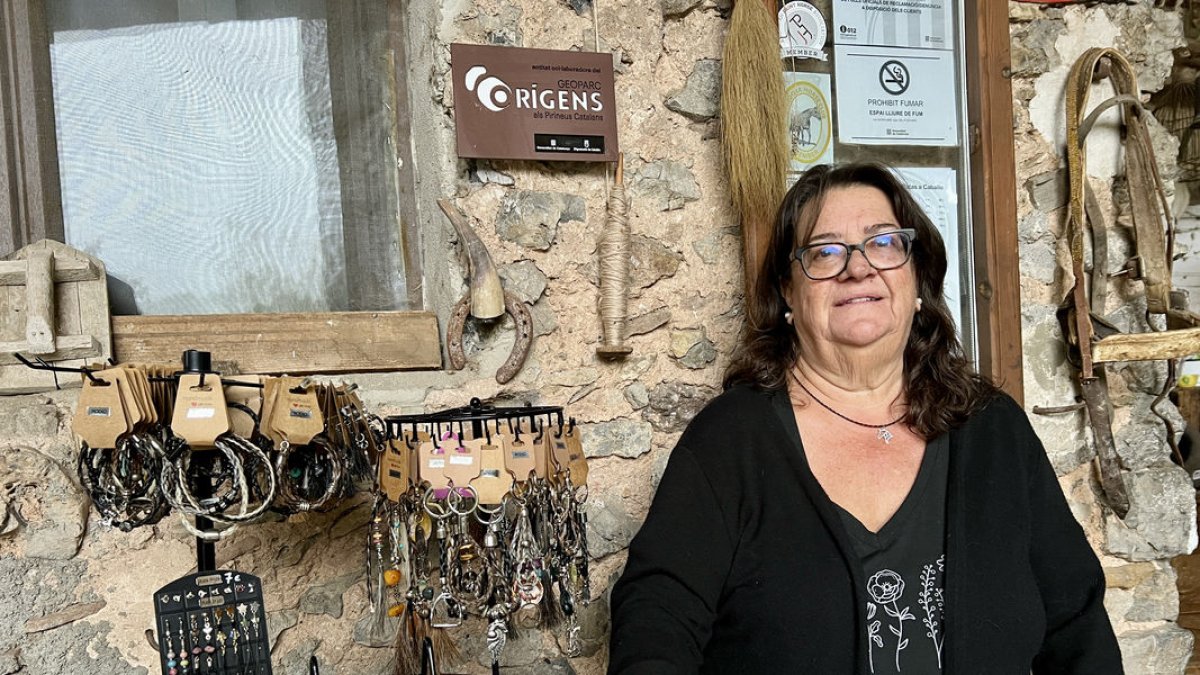 L’artesana Emma Grau, al costat de braçalets de crin de cavalls. - ACN