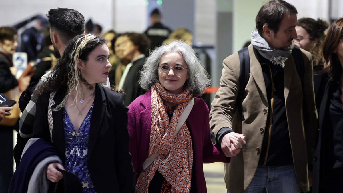 Familiars del professor assassinat arribant als jutjats. - EFE/EPA/CHRISTOPHE PETIT TESSON