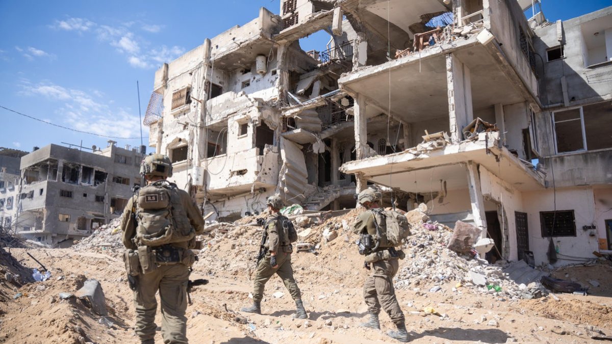 Soldats israelians patrullen entre les ruïnes de Gaza. - EFE/ EXÈRCIT D’ISRAEL