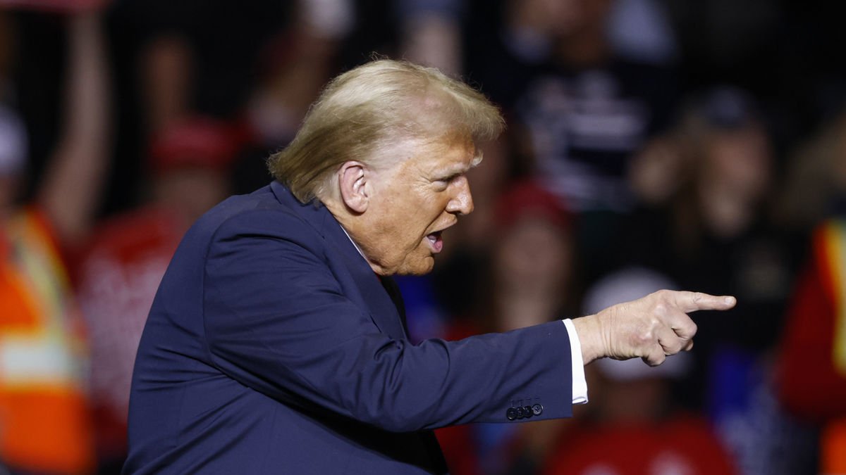 Donald Trump parla durant un recent esdeveniment de campanya al fòrum Fiserv a Milwaukee. - EFE/EPA/JEFFREY PHELPS